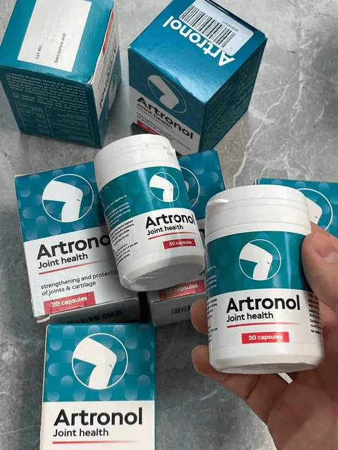 Frasco de Artronol de 30 cápsulas en la mano junto a la caja