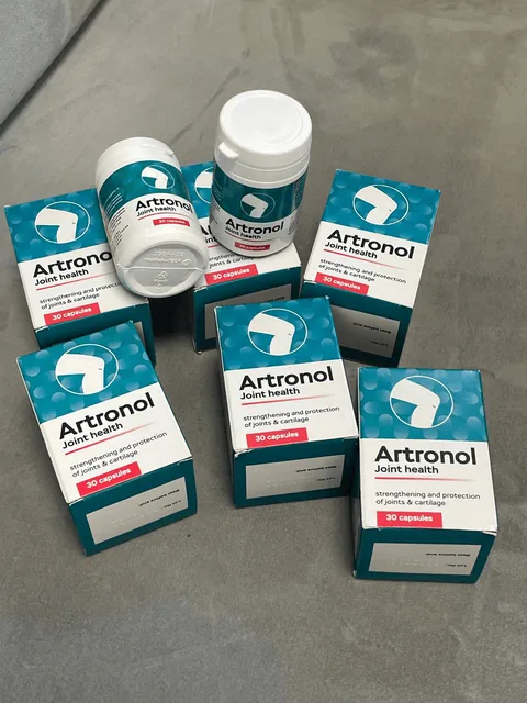 Frascos y cajas de Artronol preparados para el envío en el almacén