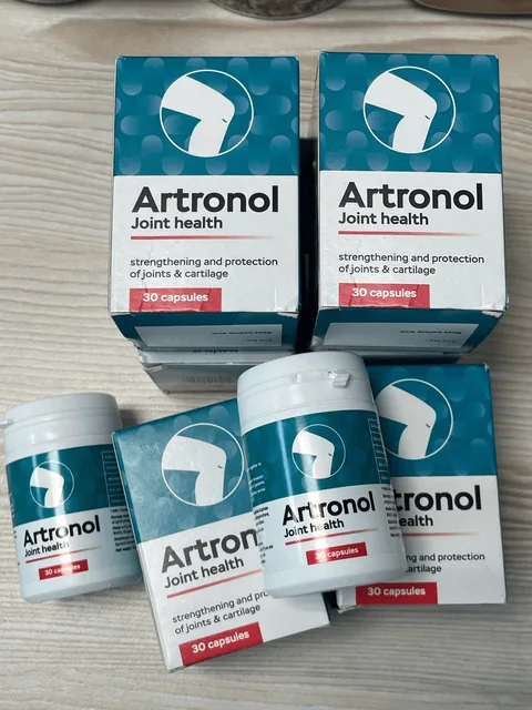 Cajas de Artronol Joint health sobre la mesa de embalaje